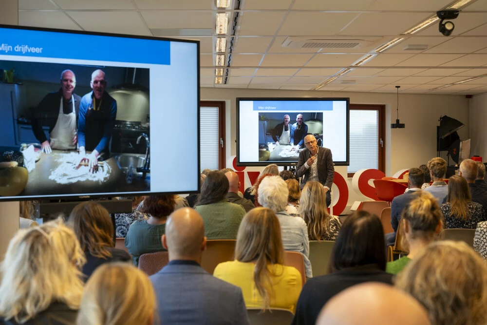 De opening van het Divosa Benchmarkfestival door dagvoorzitter en VU-docent Hans Bosselaar