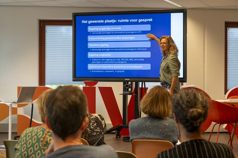 Wemke Flim van de gemeente Arnhem, deelt feiten, cijfers en ervaringen uit een onderzoek naar financiële bestaanszekerheid in Arnhem.