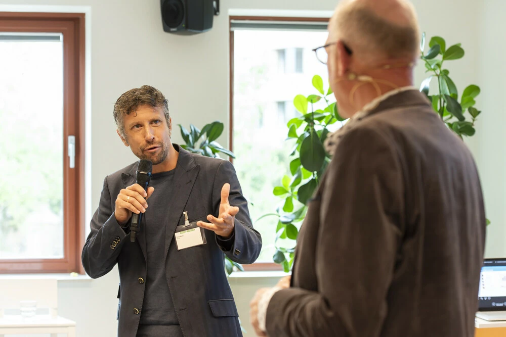 Chris Wallis in gesprek met Hans Bosselaar tijdens de start van het festival.