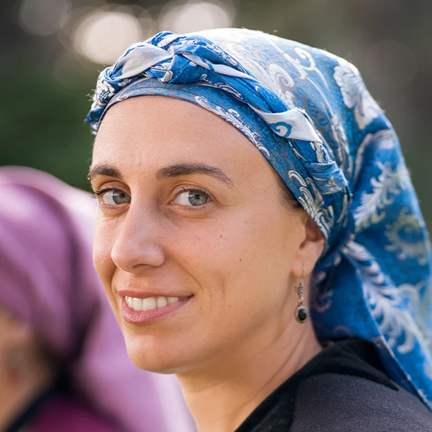 Lachende vrouw met hoofddoek