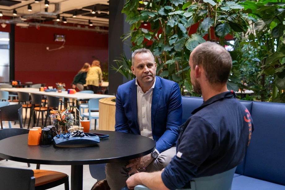 Sytze Hamstra, manager re-integratie en MT-lid bij werkleerbedrijf Fijnder, in gesprek met een collega